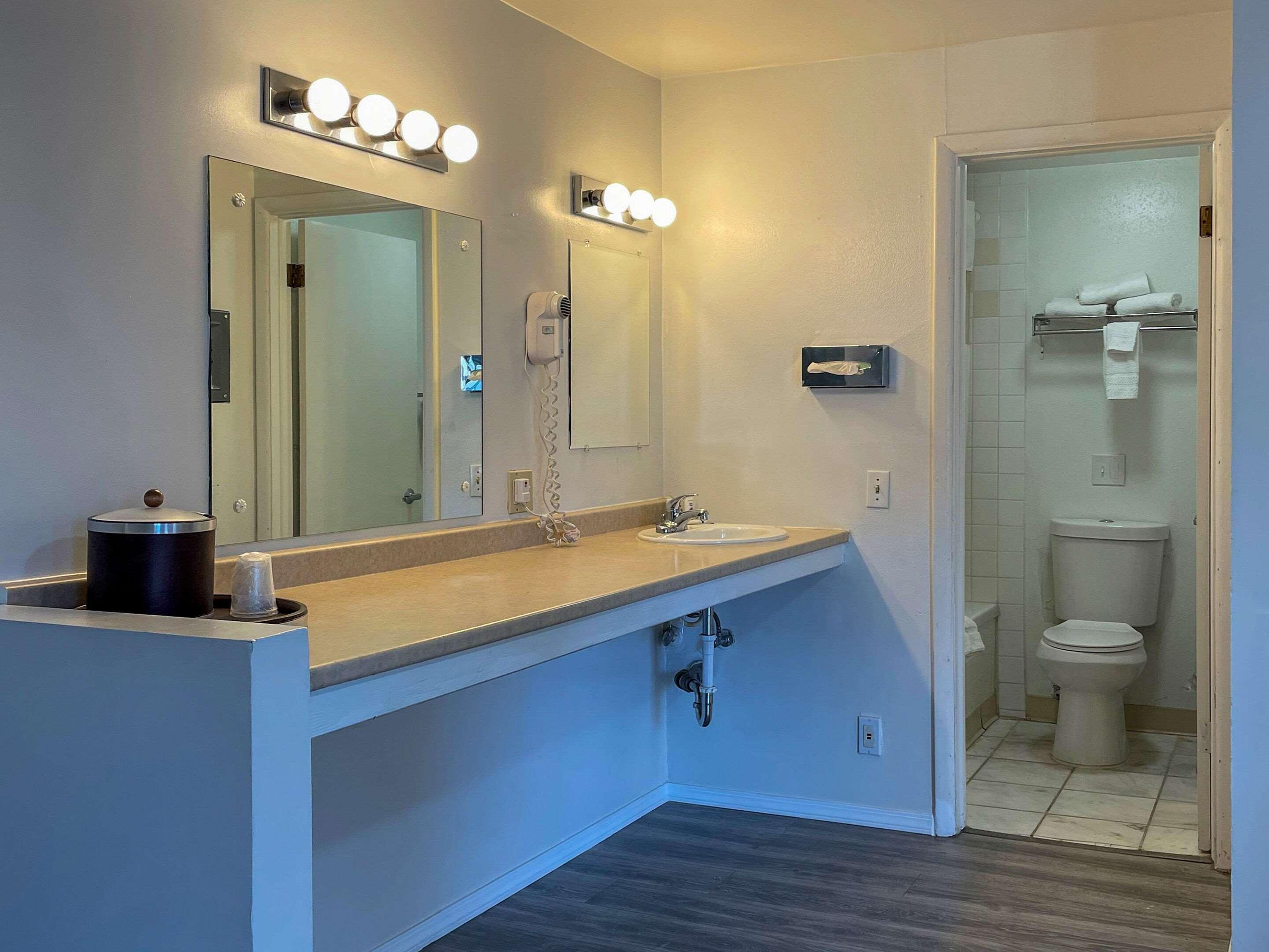 Rodeway Inn & Suites Omak - Okanogan Exteriör bild